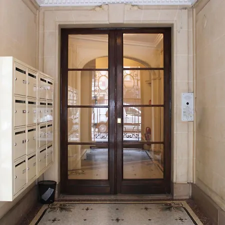 Bright With View And Comfort Appartement Parijs
